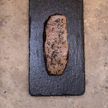 Demi Magret de Canard fumé séché au poivre.